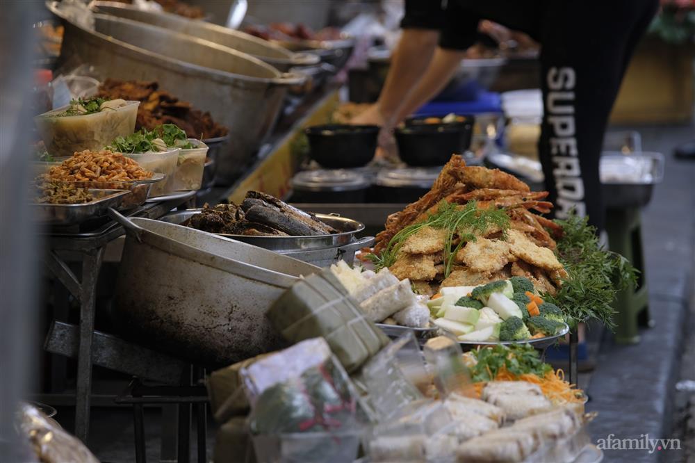 29 Tết chợ nhà giàu hút khách, mâm cúng gia tiên giá 1,5 triệu đồng-9