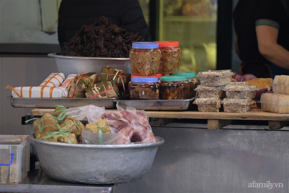 29 Tết chợ nhà giàu hút khách, mâm cúng gia tiên giá 1,5 triệu đồng-10