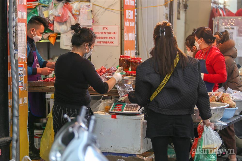 29 Tết chợ nhà giàu hút khách, mâm cúng gia tiên giá 1,5 triệu đồng-12