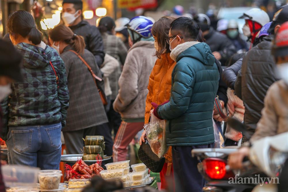 29 Tết chợ nhà giàu hút khách, mâm cúng gia tiên giá 1,5 triệu đồng-13