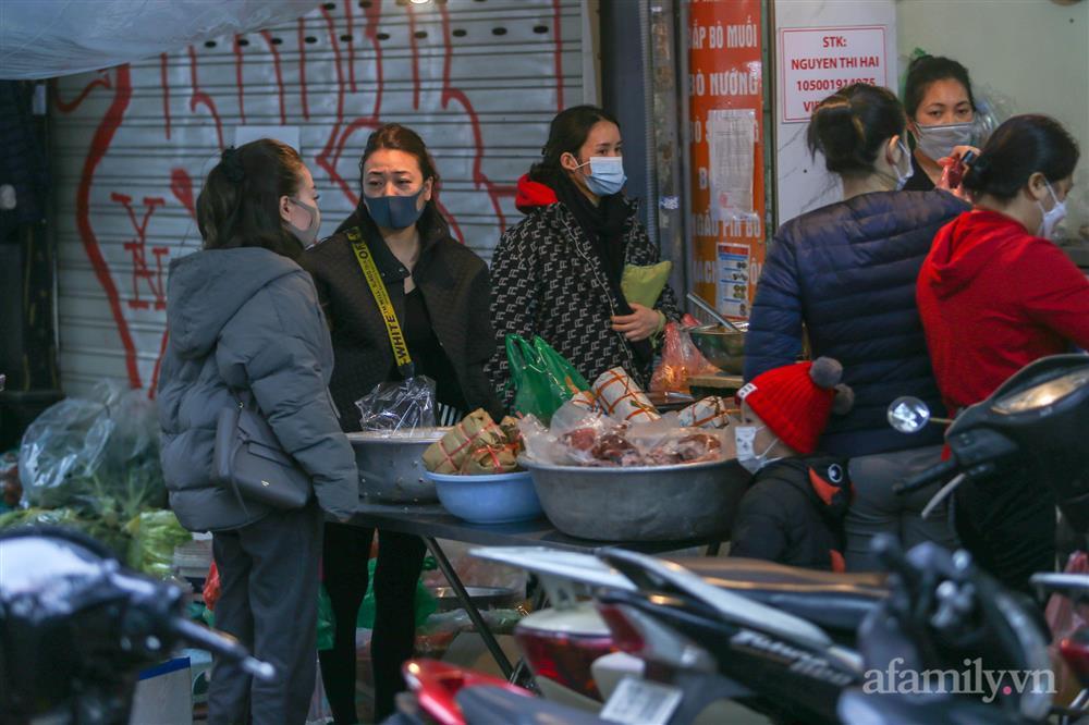 29 Tết chợ nhà giàu hút khách, mâm cúng gia tiên giá 1,5 triệu đồng-14