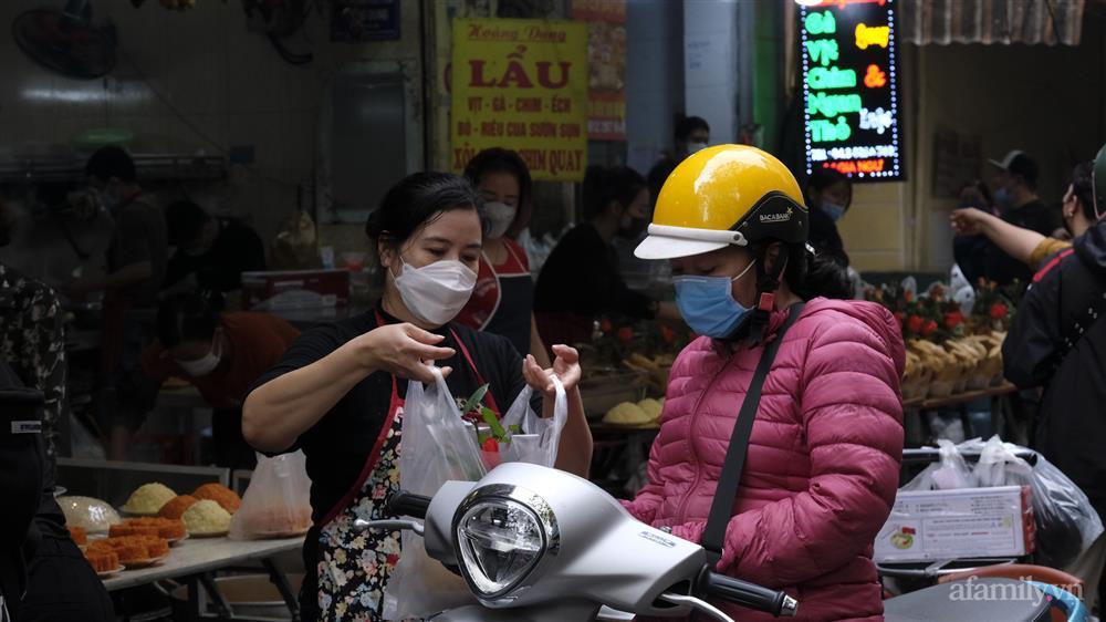 29 Tết chợ nhà giàu hút khách, mâm cúng gia tiên giá 1,5 triệu đồng-2