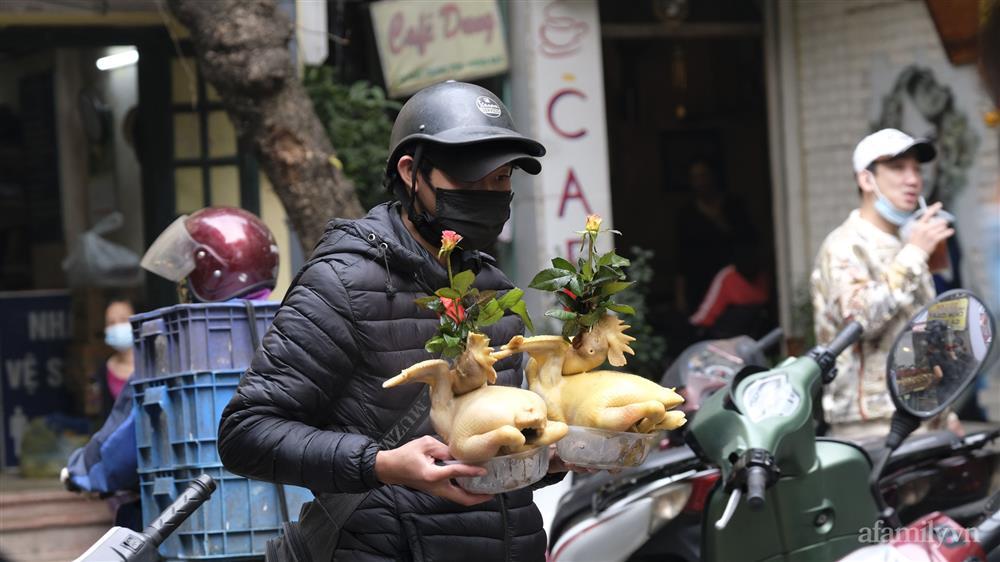 29 Tết chợ nhà giàu hút khách, mâm cúng gia tiên giá 1,5 triệu đồng-3