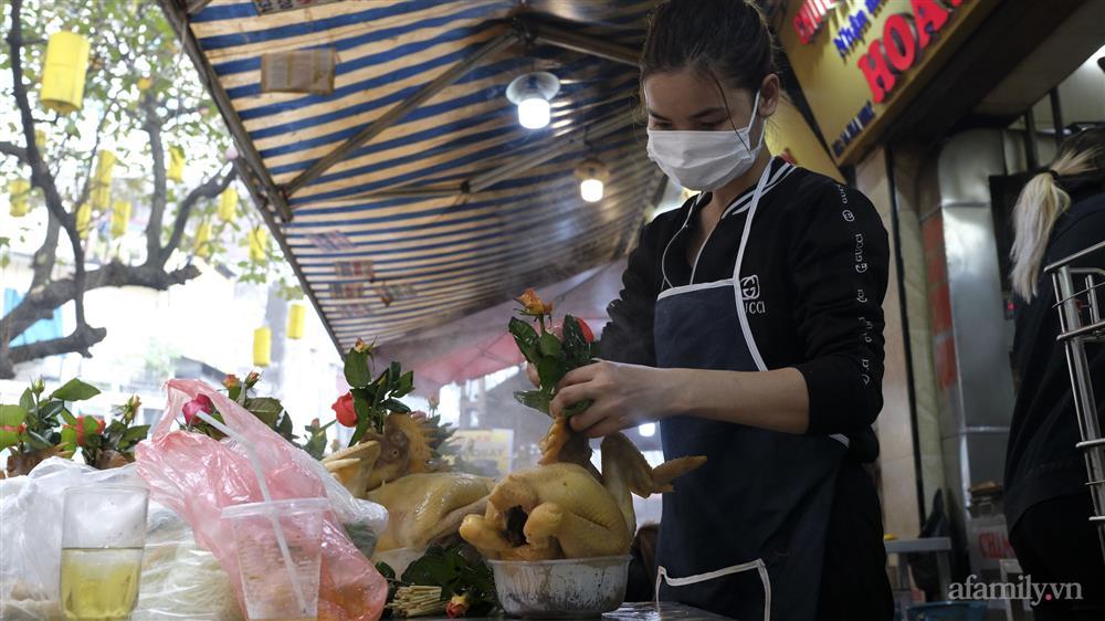 29 Tết chợ nhà giàu hút khách, mâm cúng gia tiên giá 1,5 triệu đồng-4