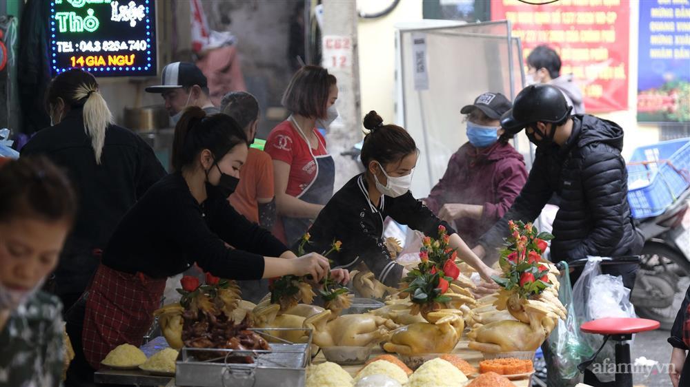 29 Tết chợ nhà giàu hút khách, mâm cúng gia tiên giá 1,5 triệu đồng-5