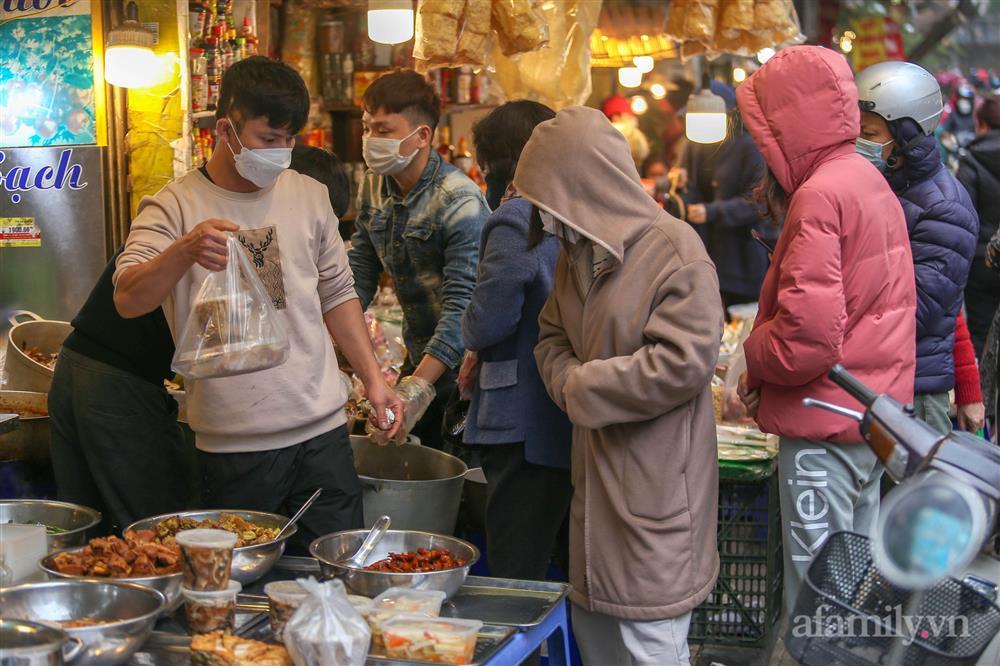 29 Tết chợ nhà giàu hút khách, mâm cúng gia tiên giá 1,5 triệu đồng-6