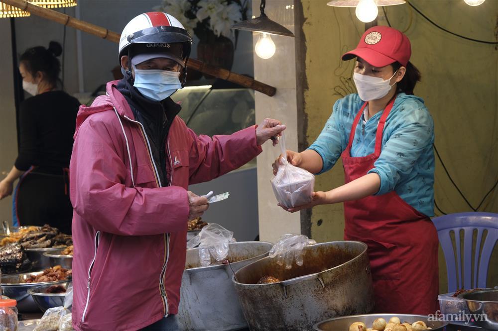 29 Tết chợ nhà giàu hút khách, mâm cúng gia tiên giá 1,5 triệu đồng-7