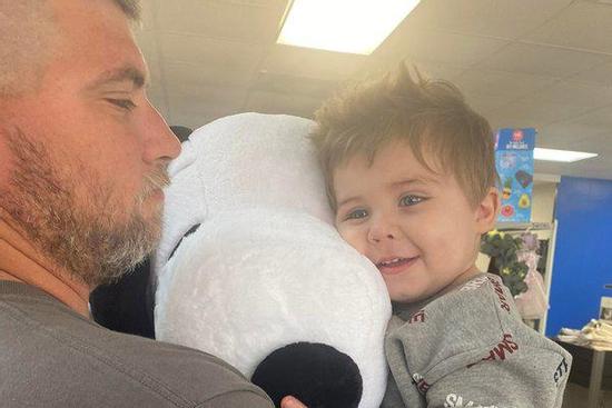 Bố mẹ COVID-19 không ngửi thấy khói đám cháy, bé 2 tuổi cứu sống cả nhà