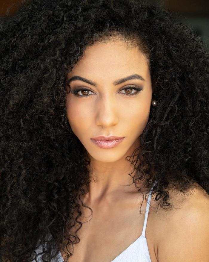 Cheslie Kryst sở hữu đôi mắt "biết nói", khuôn mặt đậm chất latinh khiến nhiều người ấn tượng ngay từ cái nhìn đầu tiên.