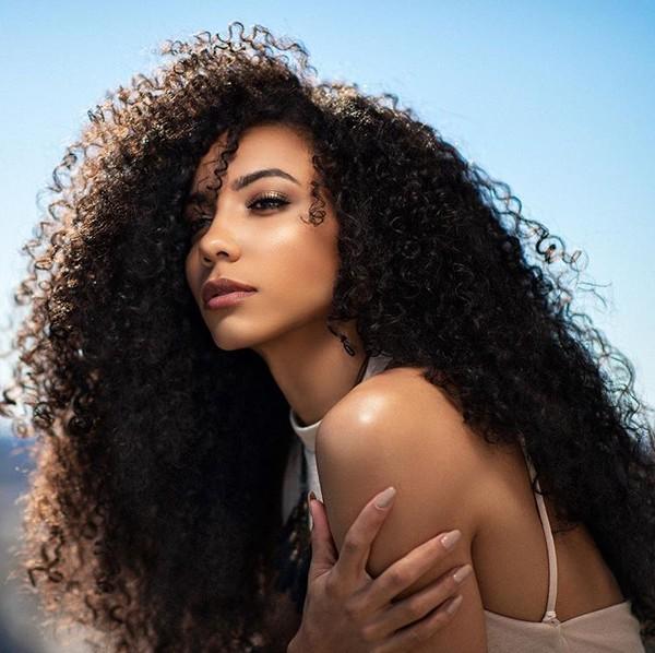 Hoa hậu gây thương nhớ với mái tóc xoăn xù cùng làn da nâu khỏe khoắn.