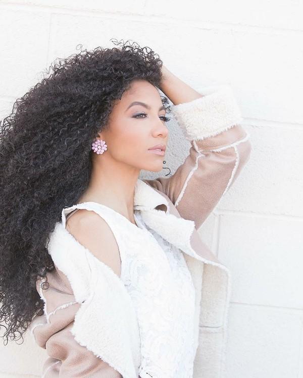 Góc nghiêng thần thánh cùng những đường nét cuốn hút của cô Hoa hậu.