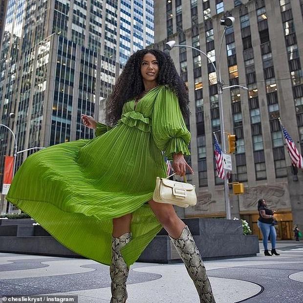 Hình ảnh đậm chất high-fashion của Hoa hậu khi thả dáng với background sang xịn.