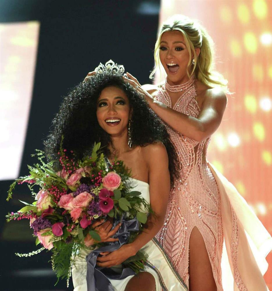 Chủ tịch Miss Universe sốc nặng khi Hoa hậu Mỹ nhảy lầu tự tử-3