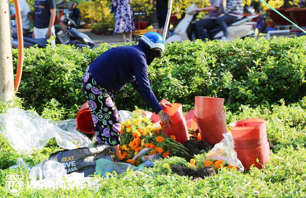 Tiểu thương Sài Gòn vứt bỏ hoa ế, người dân tranh thủ đến lượm hoa-4