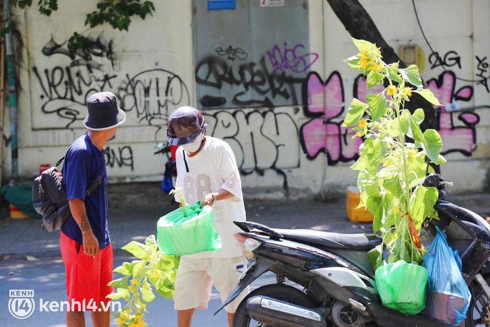 Tiểu thương Sài Gòn vứt bỏ hoa ế, người dân tranh thủ đến lượm hoa-7