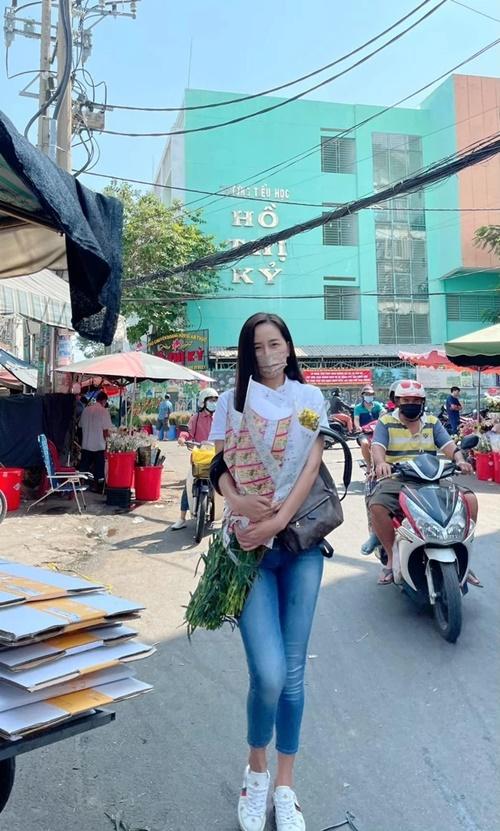 Mai Phương Thúy giản dị hết nấc với áo thun, quần jeans dạo chợ hoa.