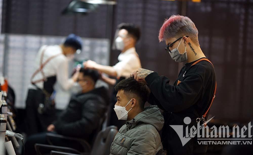 29 Tết: Rửa ô tô chém 300 nghìn, cắt tóc chờ 3 tiếng-1