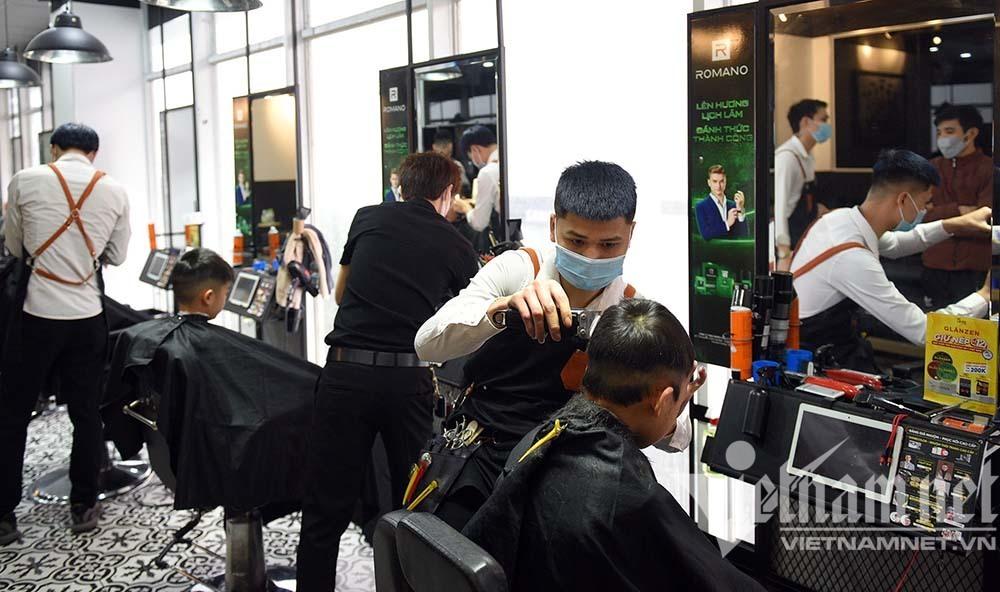 29 Tết: Rửa ô tô chém 300 nghìn, cắt tóc chờ 3 tiếng-7