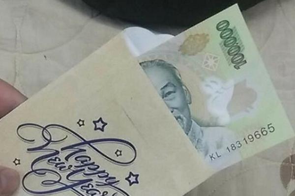 Mừng tuổi cho cháu ruột 20k và chiếc phong bao lì xì bị xé rách, vứt thẳng xuống đất-3