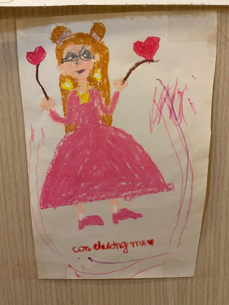 Mùng 1 Tết của mẹ bé V.A là cắm hoa trên bàn thờ con-3