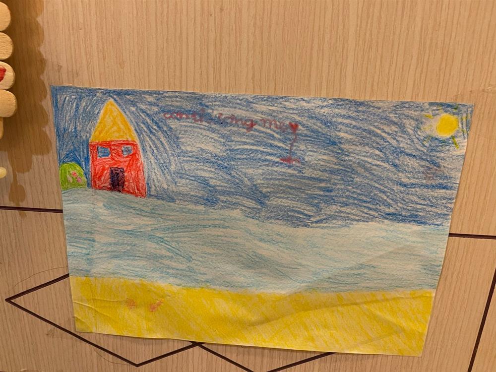 Mùng 1 Tết của mẹ bé V.A là cắm hoa trên bàn thờ con-4