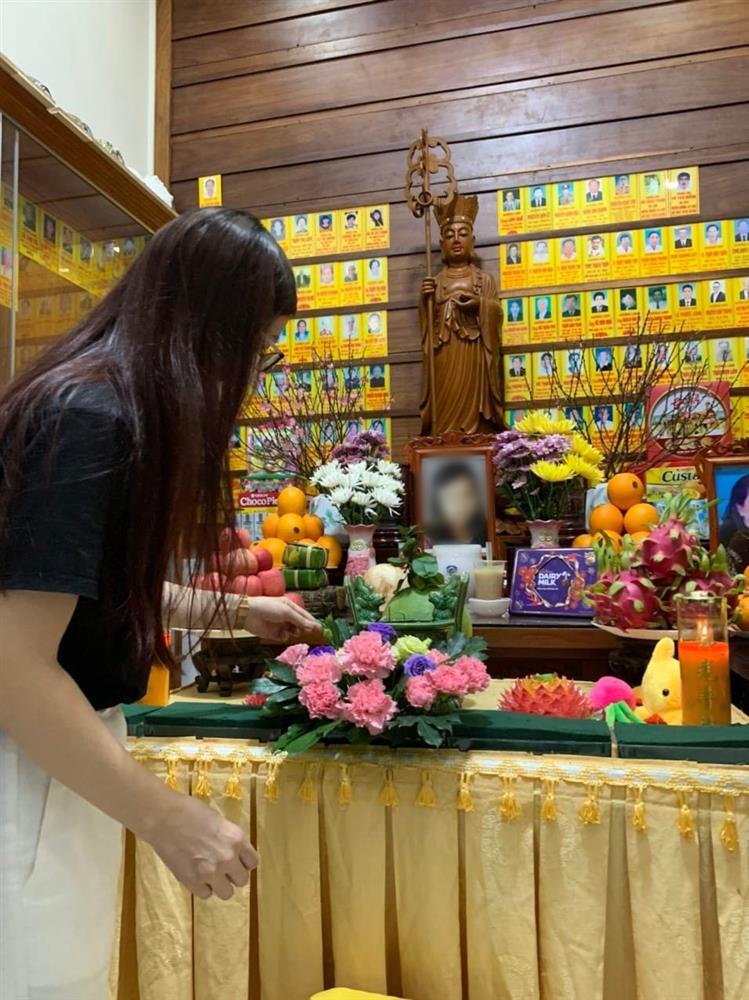 Mùng 1 Tết của mẹ bé V.A là cắm hoa trên bàn thờ con-1