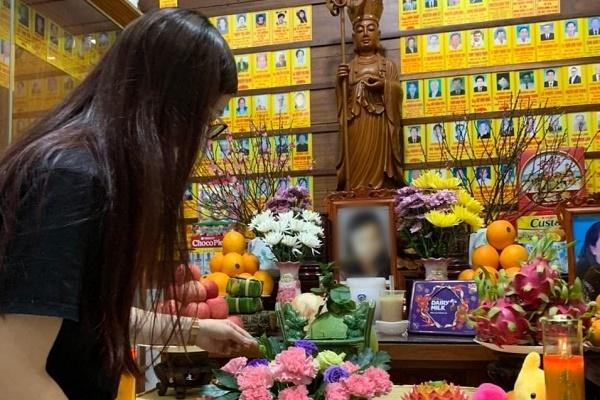 Bé V.A năm ngoái xúng xính áo dài đón Tết, nay chỉ còn di ảnh nghi ngút khói hương-2