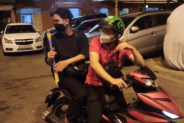 Con trai kẹp cổ, quật ngã chiến sĩ công an, mẹ vừa quay clip vừa la lối om sòm-2