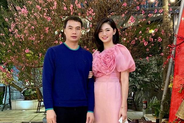 Á hậu Thanh Tú cùng lúc công khai gương mặt 2 quý tử-6