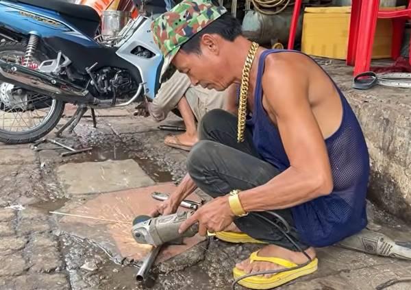 Bị bạn bè khi dễ, đôi vợ chồng sắm gần trăm cây vàng đeo đỏ người-1