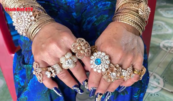 Bị bạn bè khi dễ, đôi vợ chồng sắm gần trăm cây vàng đeo đỏ người-2