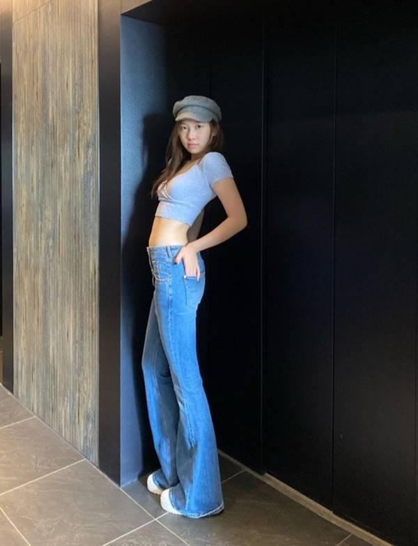 Con gái Chân Tử Đan nhan sắc vượt trội tuổi 18, chân dài hơn 1 mét-6