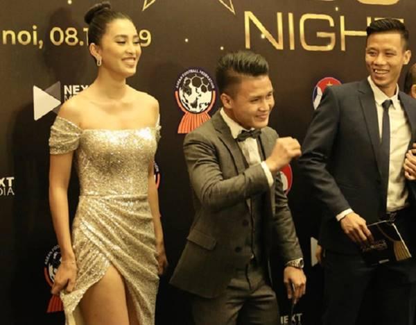 Trong buổi lễ trao giải AFF Awards diễn ra ở TP.HCM vào năm 2019, Hoa hậu Tiểu Vy chụp hình cùng Quang Hải, HLV Park và nhiều cầu thủ khác. Ban đầu, Quế Ngọc Hải là người đứng cạnh Hoa hậu Tiểu Vy. Sau một vài shoot hình, HLV Park Hang-seo bất ngờ yêu cầu Hải Quế đổi chỗ để Quang Hải đứng cạnh người đẹp sinh năm 2000. Biểu cảm gượng gạo của tiền vệ 9X khiến Quế Ngọc Hải không nhịn được cười.