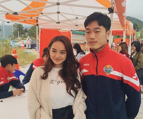 “Mỹ nhân trăm tỷ” Kaity Nguyễn và Xuân Trường gặp nhau trong một sự kiện ở Hàn Quốc. Có vẻ cầu thủ Xuân Trường khá nghiêm túc khi chụp ảnh cùng người đẹp.