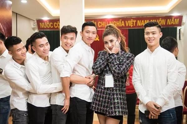 Đứng cạnh Á hậu Huyền My nhưng Duy Mạnh và Văn Hậu nghiêm túc, cách xa khiến nhiều người bật cười.