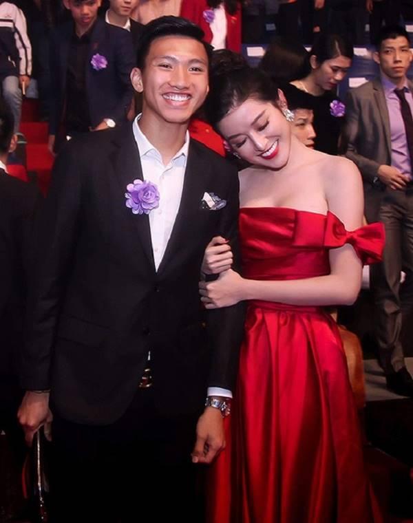 Huyền My ngả đầu vào vai Văn Hậu tình cảm nhưng nam cầu thủ chỉ biết cười ngượng.