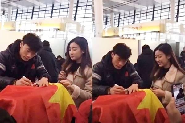 Bùi Tiến Dũng không dám nhìn thẳng mặt khi ký cho Đỗ Mỹ Linh.