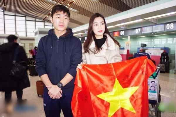 Mặc cho Hoa hậu Đỗ Mỹ Linh tươi tắn khi chụp ảnh, Lương Xuân Trường vẫn giữ nguyên biểu cảm nghiêm túc.