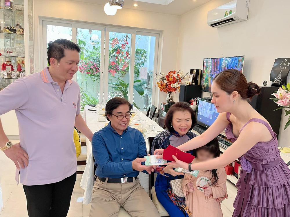 Đoàn Di Băng gây choáng lì xì cọc tiền 500k cho bố mẹ chồng-2