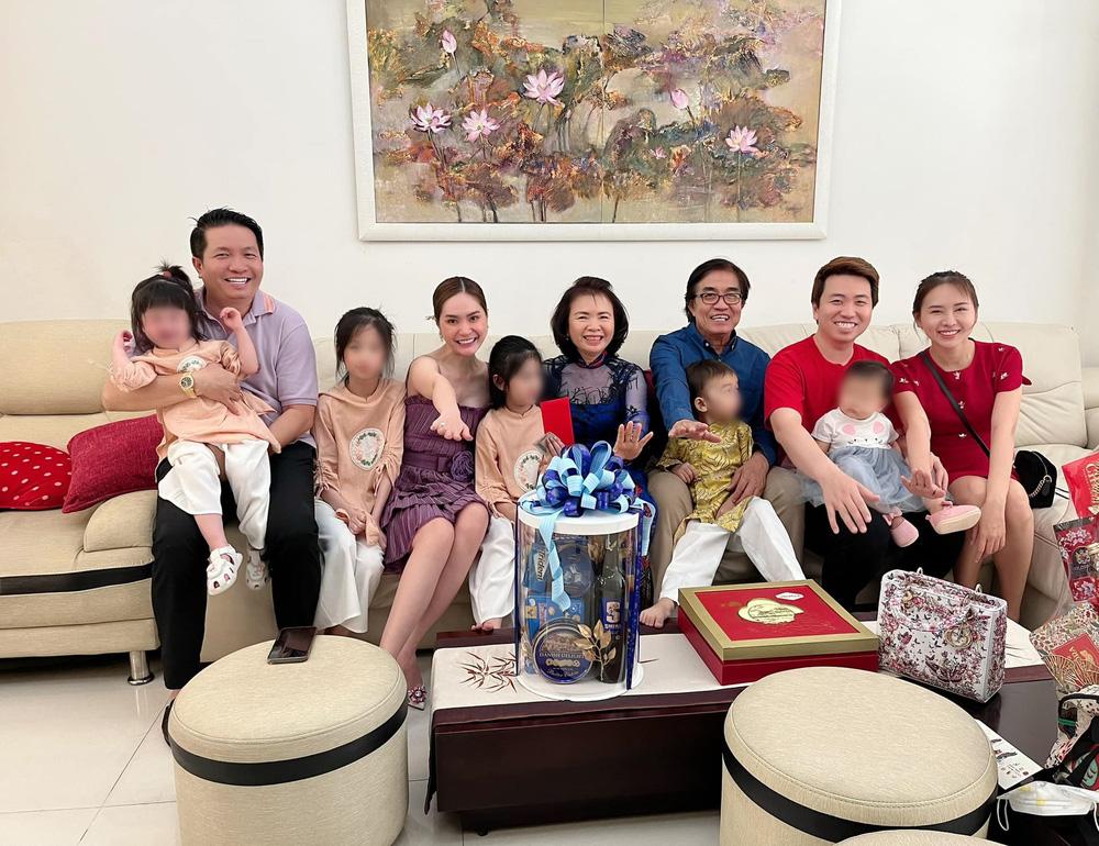 Đoàn Di Băng gây choáng lì xì cọc tiền 500k cho bố mẹ chồng-1