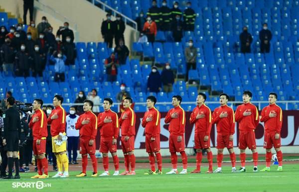 Khoảnh khắc chào cờ xúc động của ĐT Việt Nam ngày mùng 1 Tết-1