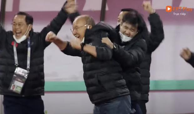 Biểu cảm tấu hài của thầy Park khi học trò ghi bàn thắng-1