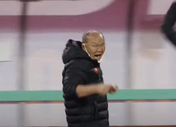 Biểu cảm tấu hài của thầy Park khi học trò ghi bàn thắng-2