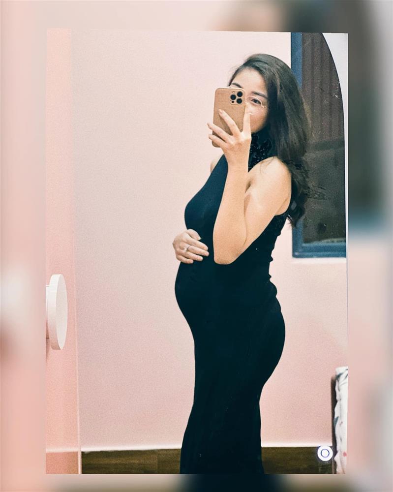 Nhật Linh ôm bụng bầu hành động sốc khi Văn Đức ghi bàn-3