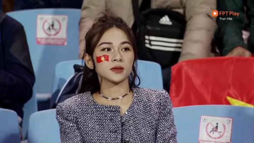 Cổ vũ tuyển Việt Nam, nhan sắc cô gái sau lớp khẩu trang gây sốt-1