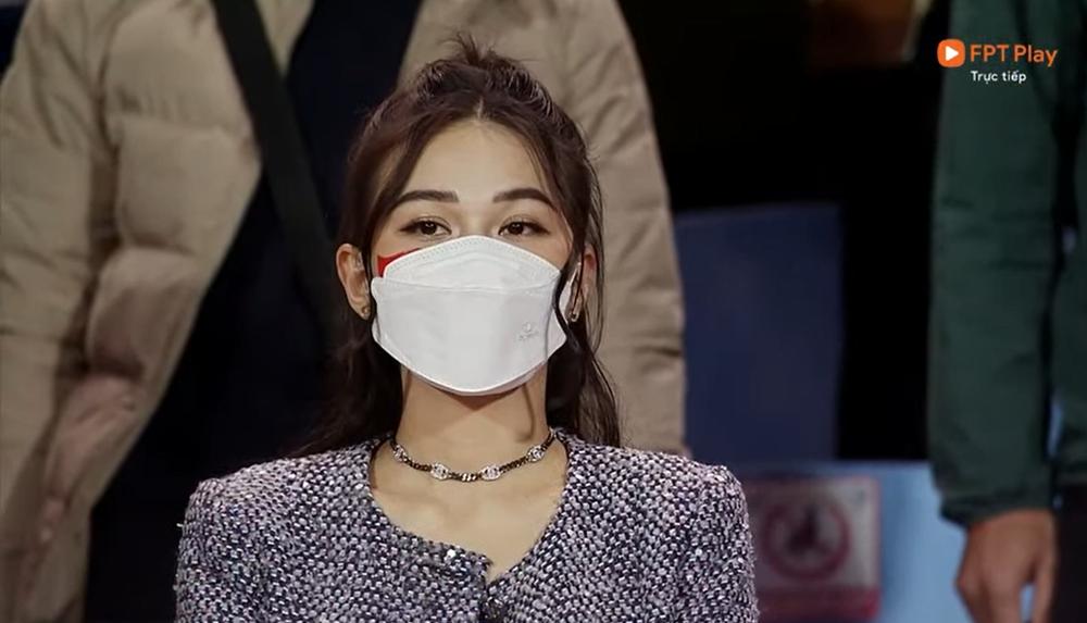 Cổ vũ tuyển Việt Nam, nhan sắc cô gái sau lớp khẩu trang gây sốt-2