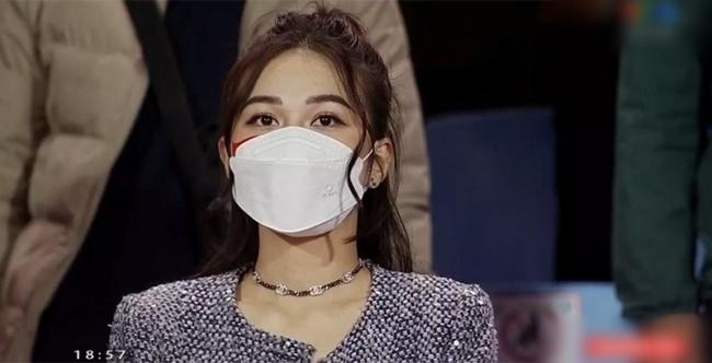 Ngoài Á hậu Thanh Tú, một người đẹp khác khiến dân tình xuýt xoa dù chỉ lọt vào ống kính vài giây. Dù mang khẩu trang nhưng người đẹp vẫn gây chú ý bởi đôi mắt ấn tượng.