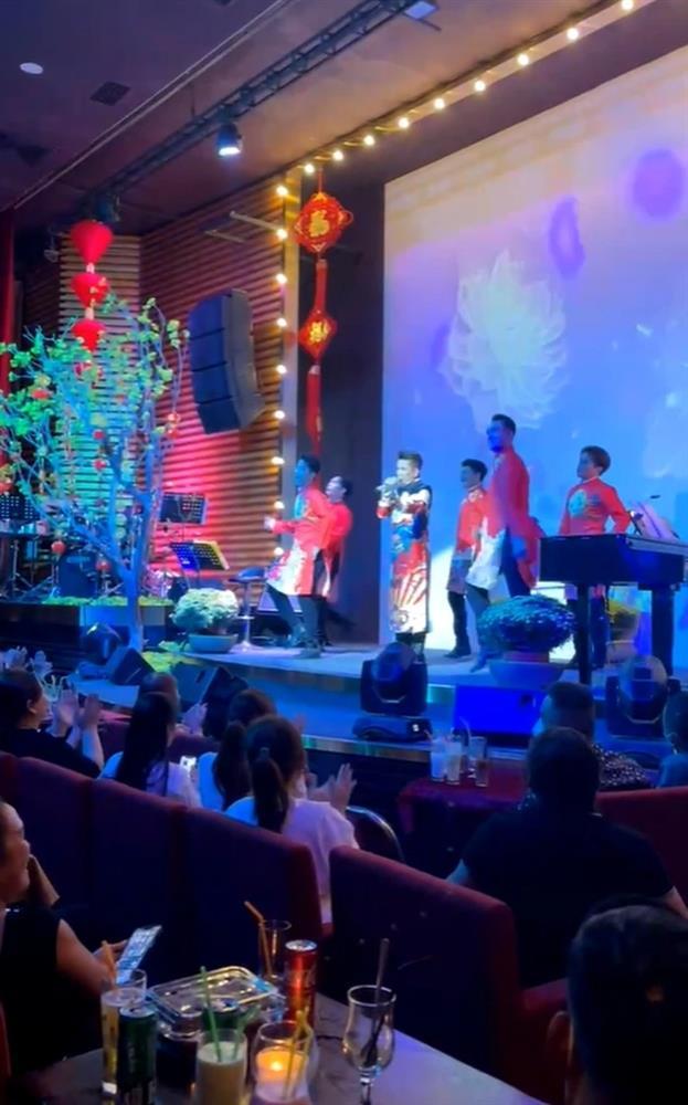 Đàm Vĩnh Hưng xấu hổ với khán giả trong đêm nhạc CEO Đại Nam mua vé-1
