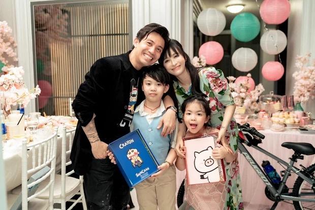 Đàm Thu Trang như người khổng lồ so kè cùng gia đình Minh Nhựa-4