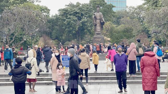 Mùng 2 Tết, dù thời tiết lạnh giá nhưng nhiều người dân Hà Nội vẫn đổ ra đường vui xuân, tận hưởng không khí ngày Tết.